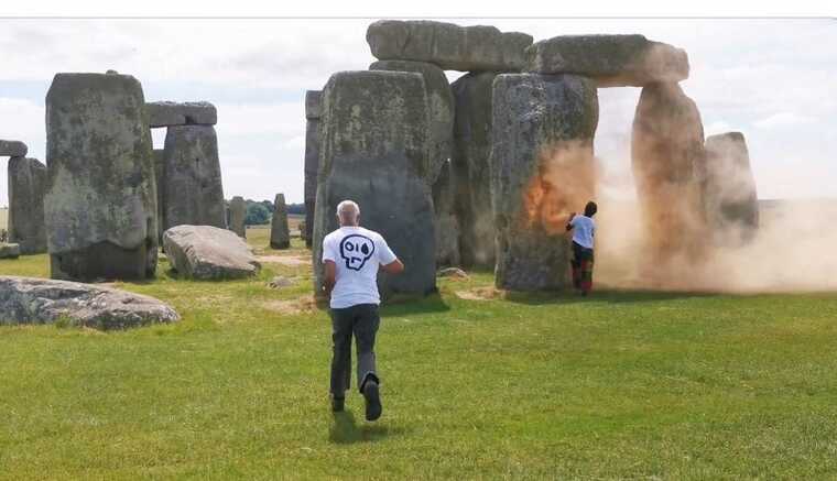 Экологические активисты Just Stop Oil раскрасили Стоунхендж в оранжевый цвет