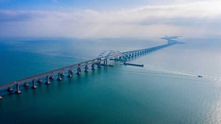 Окупанти збільшили кількість захисних барж біля Кримського мосту