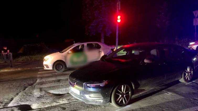 Во Львове вдрызг пьяный водитель вызвал ДТП с такси