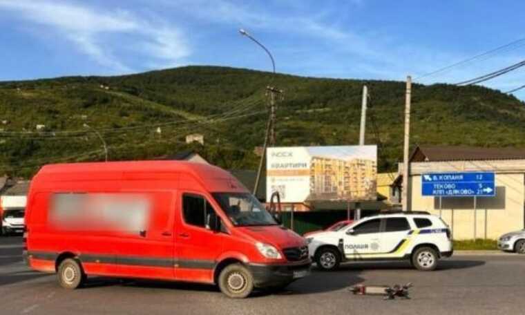 На Закарпатье женщина-водитель на Mercedes сбила двоих детей на электросамокате