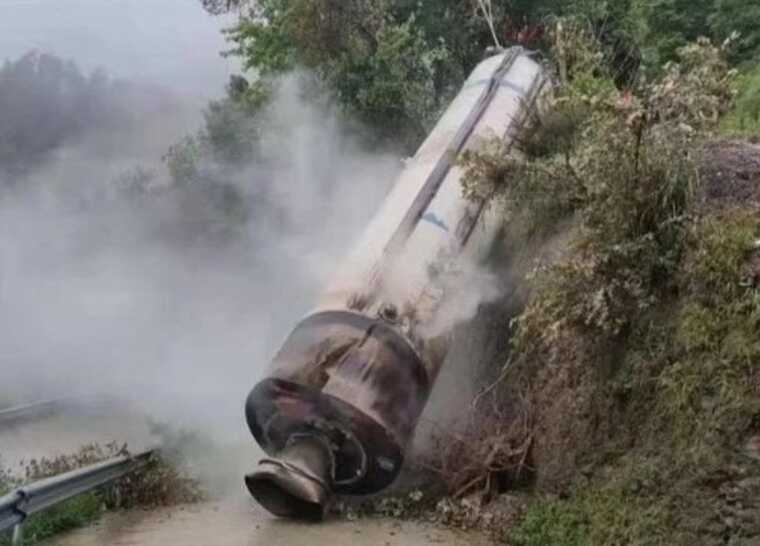 В Китае на поселок упали остатки космической ракеты