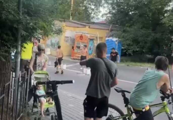 В Одесі на Ланжероні група хлопців зламала шлагбаум для платного в’їзду на пляж