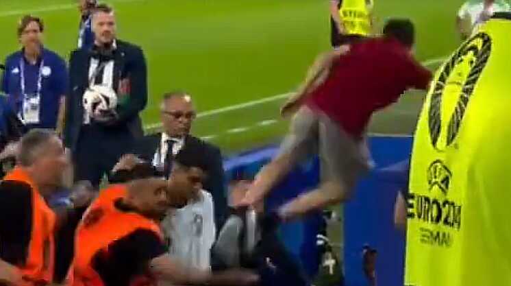 Після матчу Португалія – Грузія фанат із трибуни намагався стрибнути на Роналду