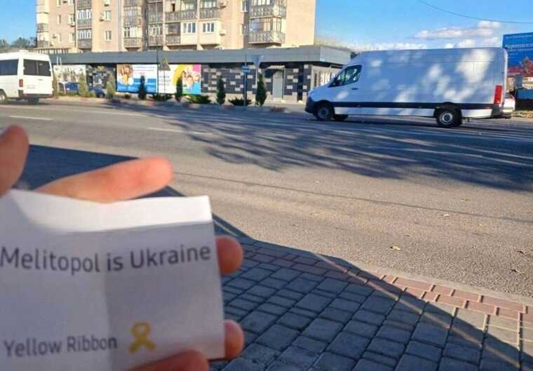 В оккупированных Донецке и Мелитополе активисты провели патриотический флешмоб ко Дню Конституции