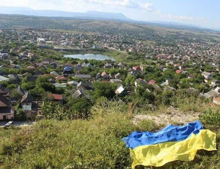 В окупованому Криму на вершині Петрівських скель підняли прапор України