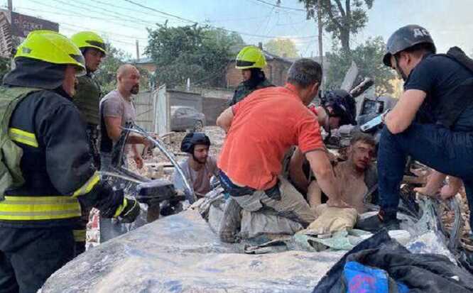 Strike on a nine-storey building in Dnipro: a man was rescued from the rubble