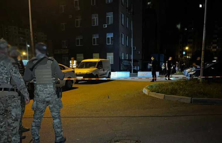 У столиці на Троєщині вночі чоловік підірвав гранату: вибухом пошкоджено 11 автівок