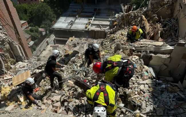 У Дніпрі на місці обстрілу триває рятувальна операція: шукають ще двох людей