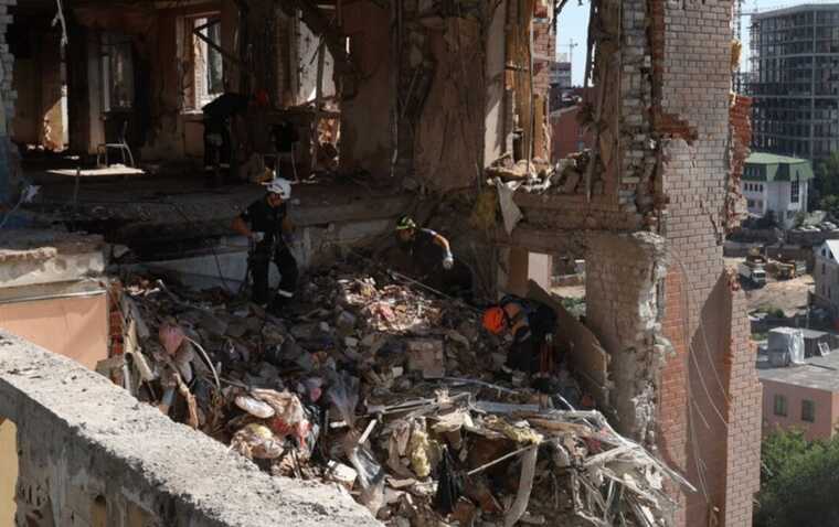 Атака РФ по Днепру: под завалами все еще ищут людей