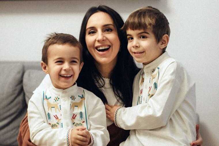 Співачка Джамала повернула синів з-за кордону до України