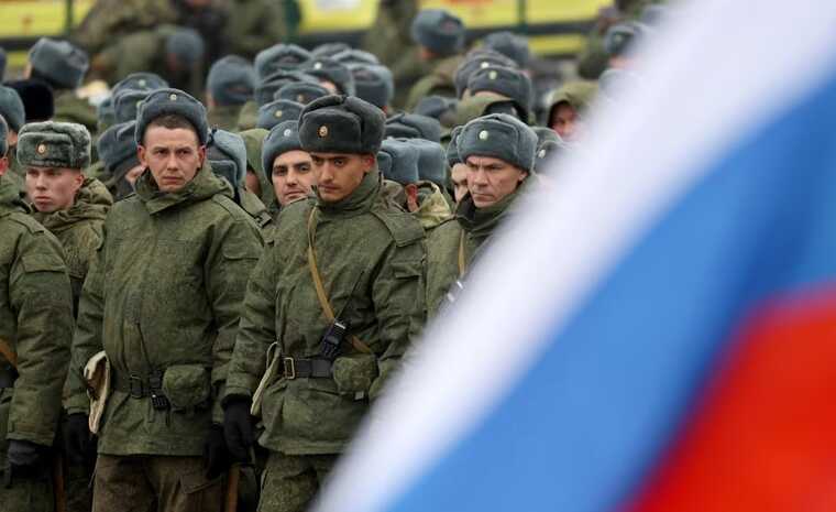 В окупованому Маріуполі загарбники примусово мобілізують на війну українських чоловіків