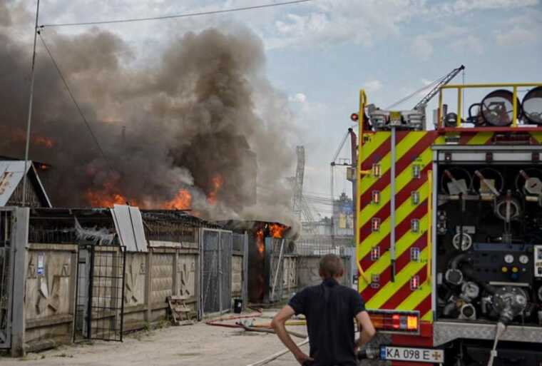 A large-scale fire broke out in Kyiv Podil