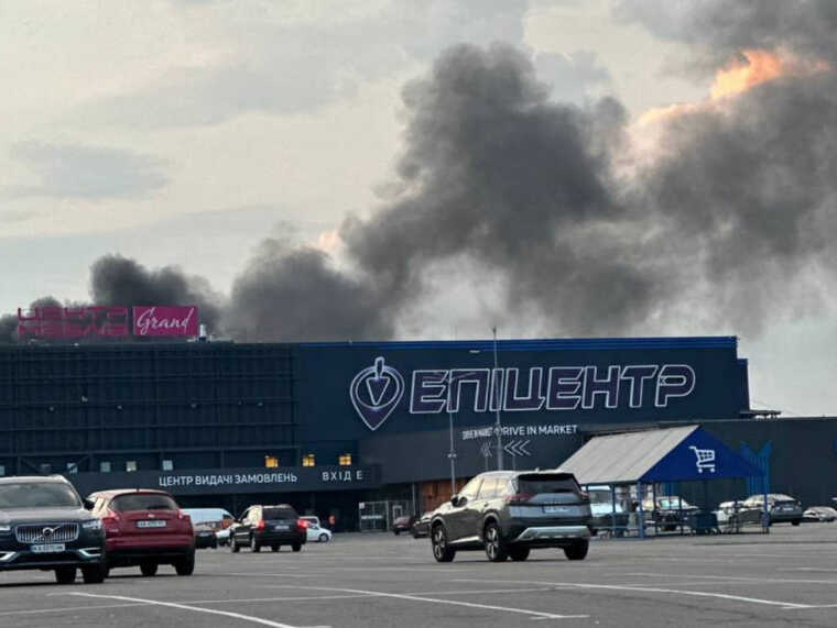 У Києві на Оболоні горить будівля деревообробного підприємства