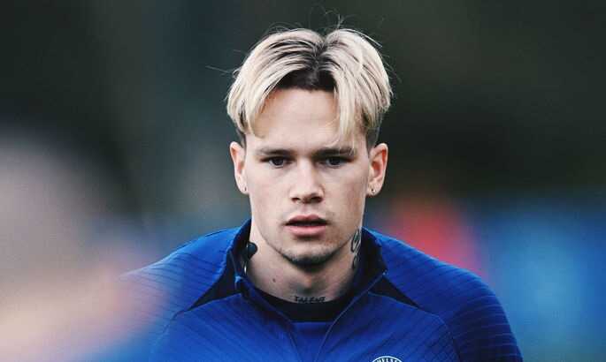 Мудрик показав, з ким у ліжку дивився футбол, а потім вилучив відео