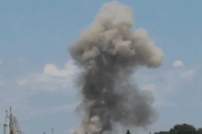 Reports of debris falling in Dniprovskyi and Holosiivskyi districts of Kyiv: smoke rising