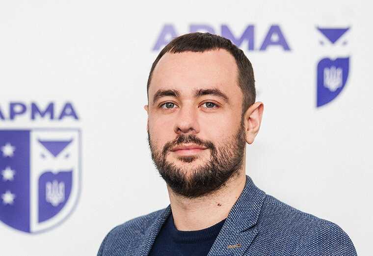 Посадовець АРМА Станіслав Костюченко під час війни придбав новий спортивний мотоцикл