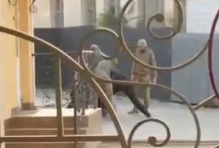 На залізничному вокзалі Мукачева ТЦК знову проводять силову мобілізацію