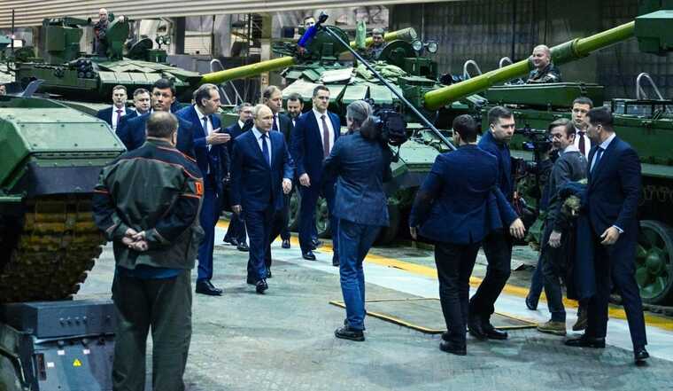 Bloomberg: Российские олигархи получают миллиарды долларов дивидендов из-за роста военной экономики РФ