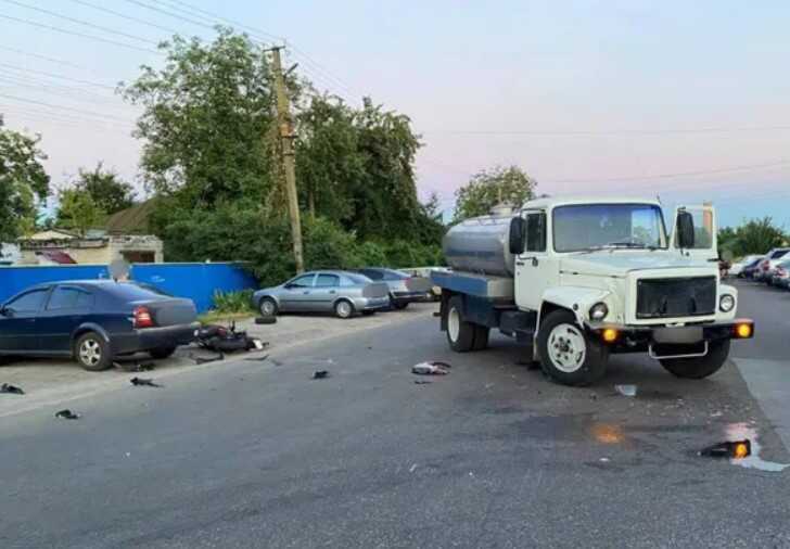 ДТП на Київщині: мотоцикліст на швидкості в’їхав в автоцистерну