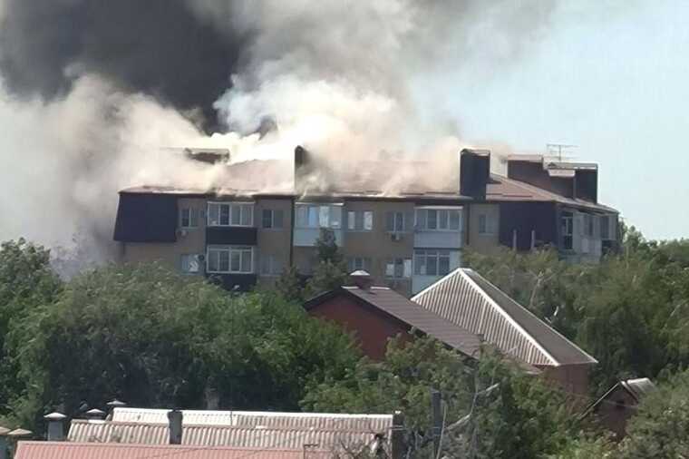 У РФ сильна пожежа охопила житловий будинок