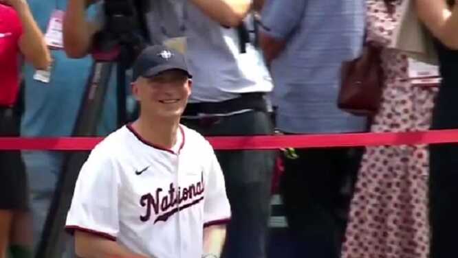 Столтенберг поиграл в бейсбол перед саммитом НАТО