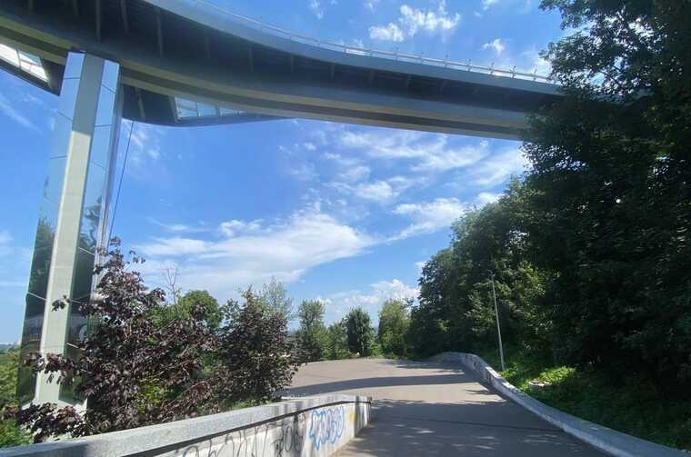 Поліція вже забрала тіло чоловіка, який стрибнув зі скляного мосту