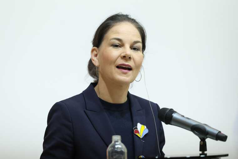 Міністерка МЗС Німеччини Бербок проїхалася по Орбану через його «миротворчі вояжі»