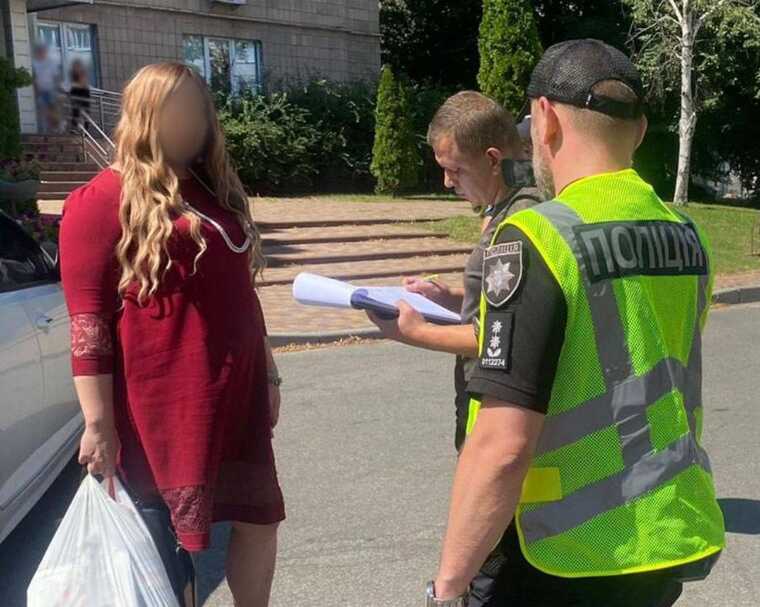 Поліцейські  затримали «сваху» ухилянтів: за 5000 доларів пропонувала вивезти українців за кордон