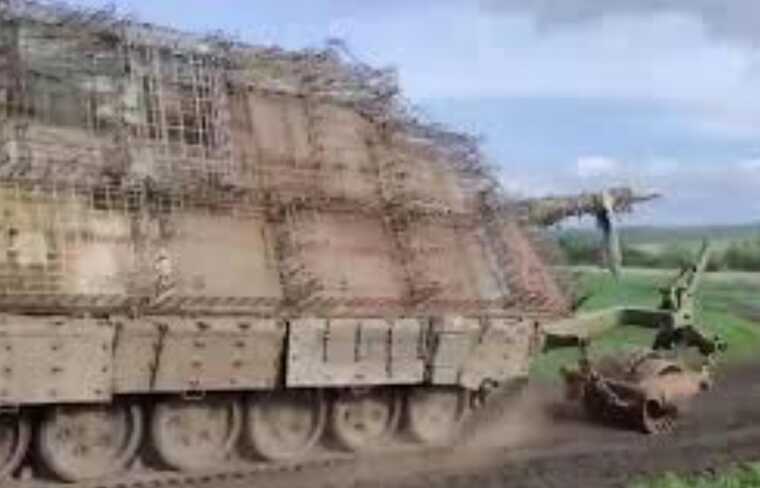 Ukrainian Armed Forces in the south destroyed a Russian turtle tank in a double strike