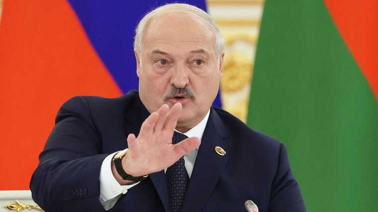 Лукашенко доручив відвести війська від кордону з Україною