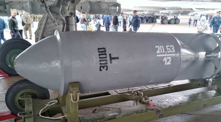 Окупани показали, як виглядає зблизька новітня керована авіабомба ФАБ-3000
