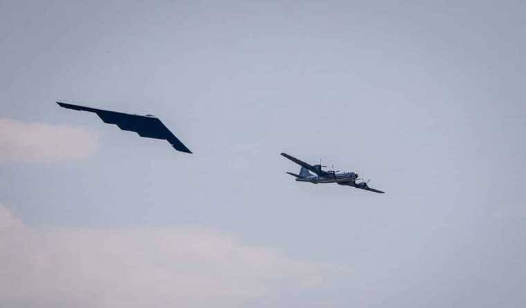 У США здійснили спільний політ два бомбардувальники B-29 і B-2