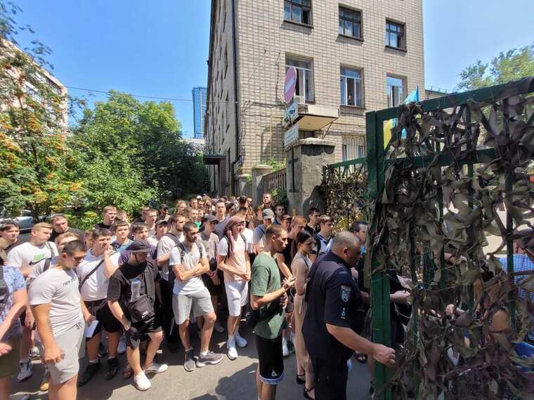 В останній день оновлення військово-облікових даних у столиці - величезні черги