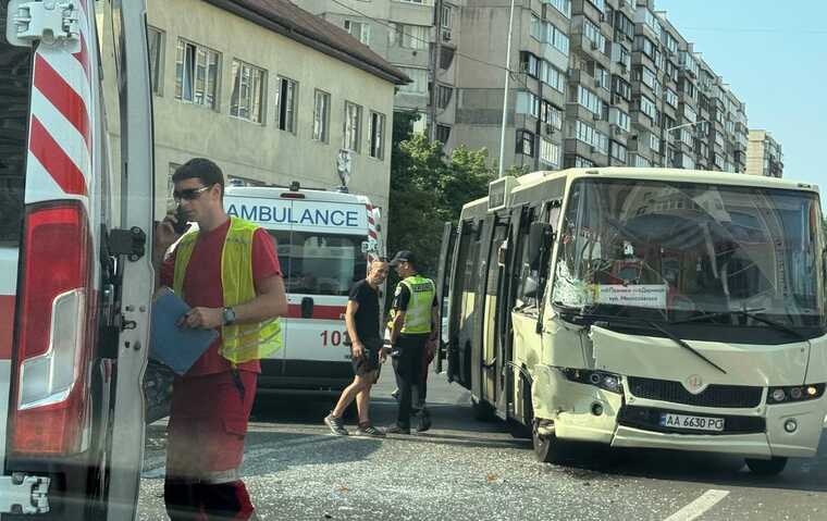 У Києві на Позняках зіткнулись легковик та маршрутка