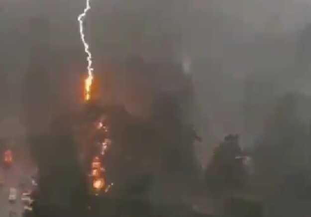 У столиці блискавка влучила в парковку