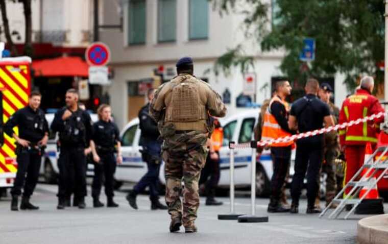 У Парижі автомобіль врізався в кафе: є загиблий та постраждалі