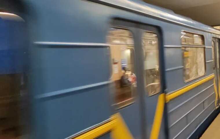 В метро Киева ограничили движение поездов по «зеленой» линии