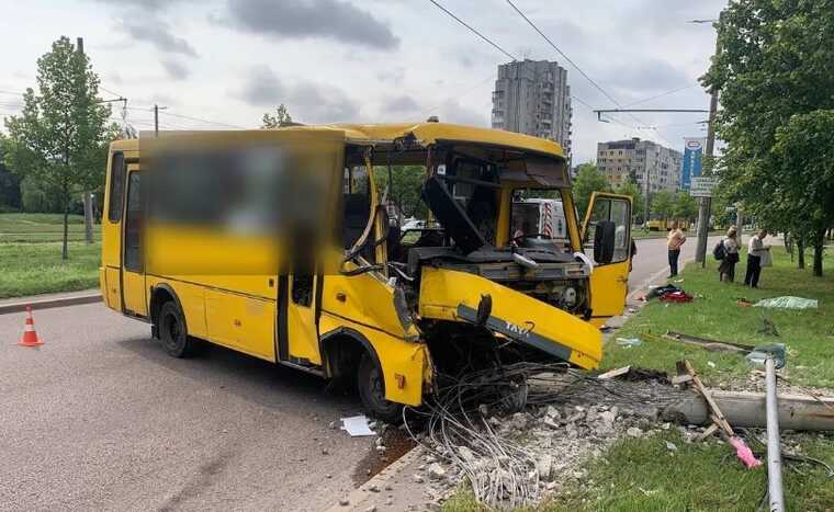 ДТП у Львові: маршрутка влетіла в електроопору, є постраждалі