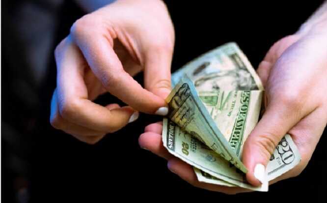 Украинцы жалуются на валюту от "ПриватБанка"