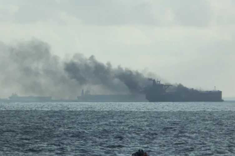 Біля берегів Сінгапуру зіткнулися і загорілися два танкери