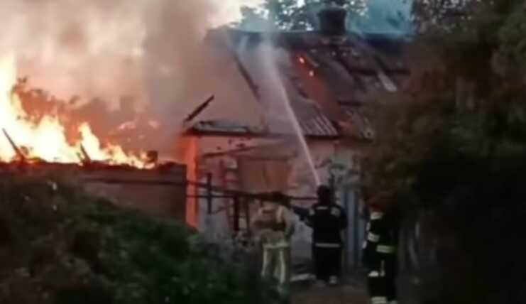 Окупанти повторно вдарили по Сумщині, коли рятувальники гасили пожежу