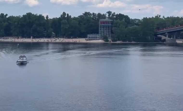 На місці, де з атракціону зірвалася людина, чергують кілька карет «швидкої»