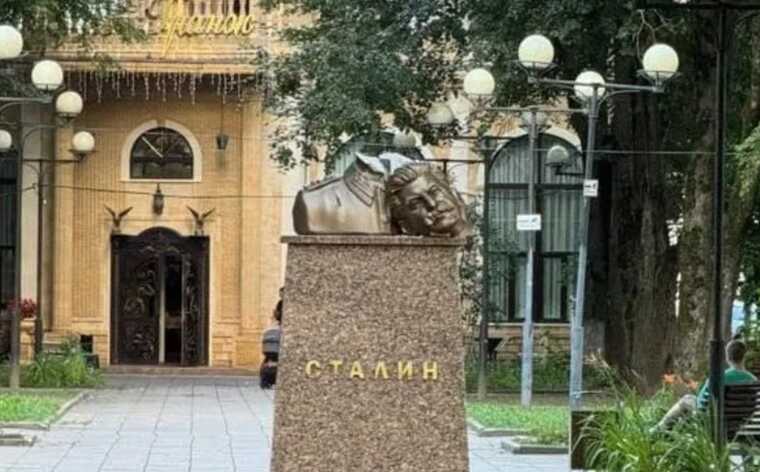 У РФ у Звенигороді кувалдою обезголовили бюст Сталіна