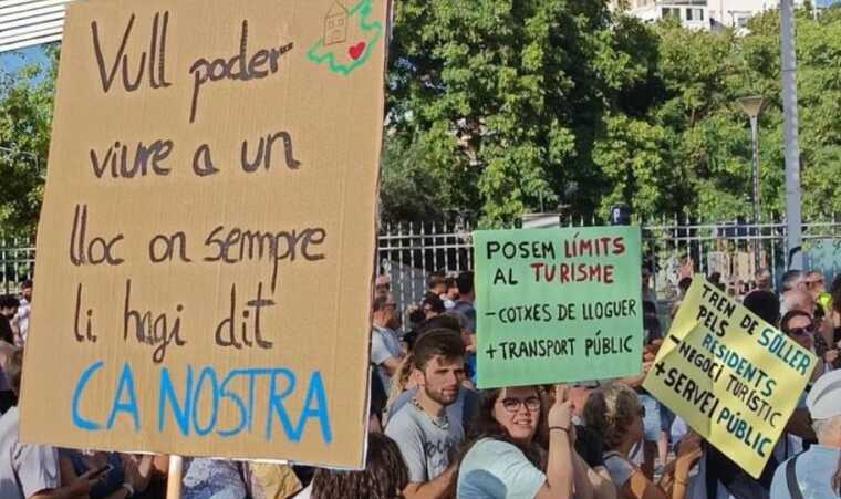 В Испании активисты устраивали акцию протеста против туризма