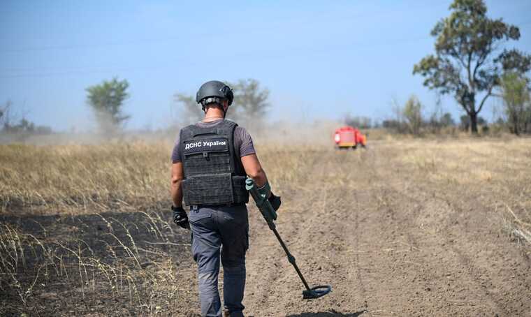 У ДСНС показали роботу сучасної машини MV-4, яка займається розмінуванням Херсонщини