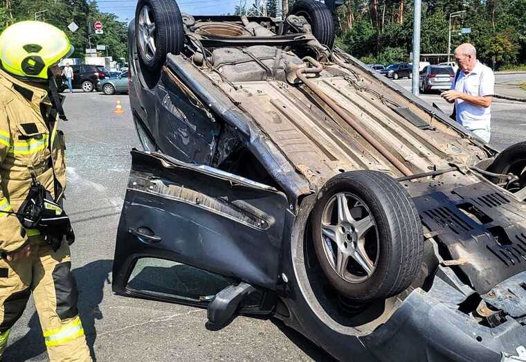 У столиці на Оболоні внаслідок ДТП перекинувся легковик