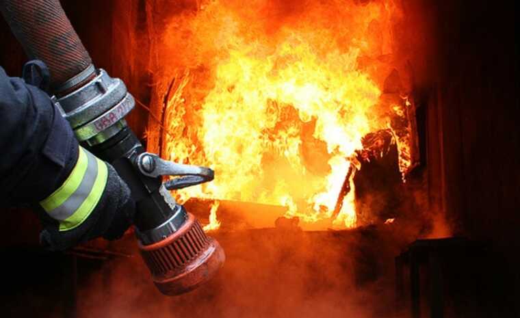 На Харківщині через ворожий обстріл окупантів загорілася цивільна будівля