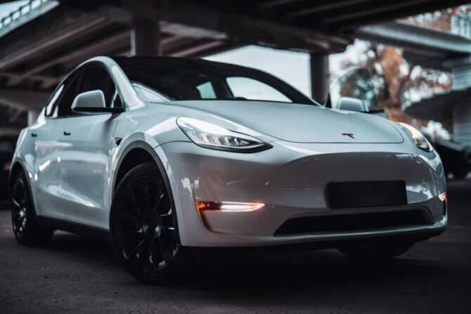 FT: Українець знайшов спосіб живити електроенергією 12 квартир за допомогою старої розбитої Tesla