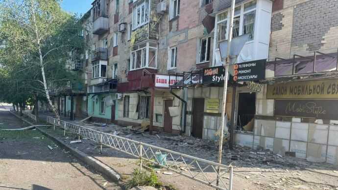 У мережі публікують відео зруйнованого обстрілами Торецька на Донеччині