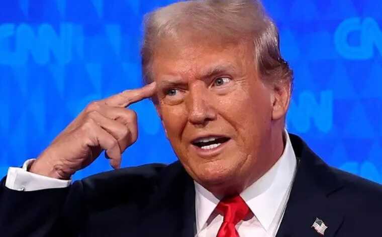 Трамп заявив про переворот проти Байдена і оголосив нового ворога